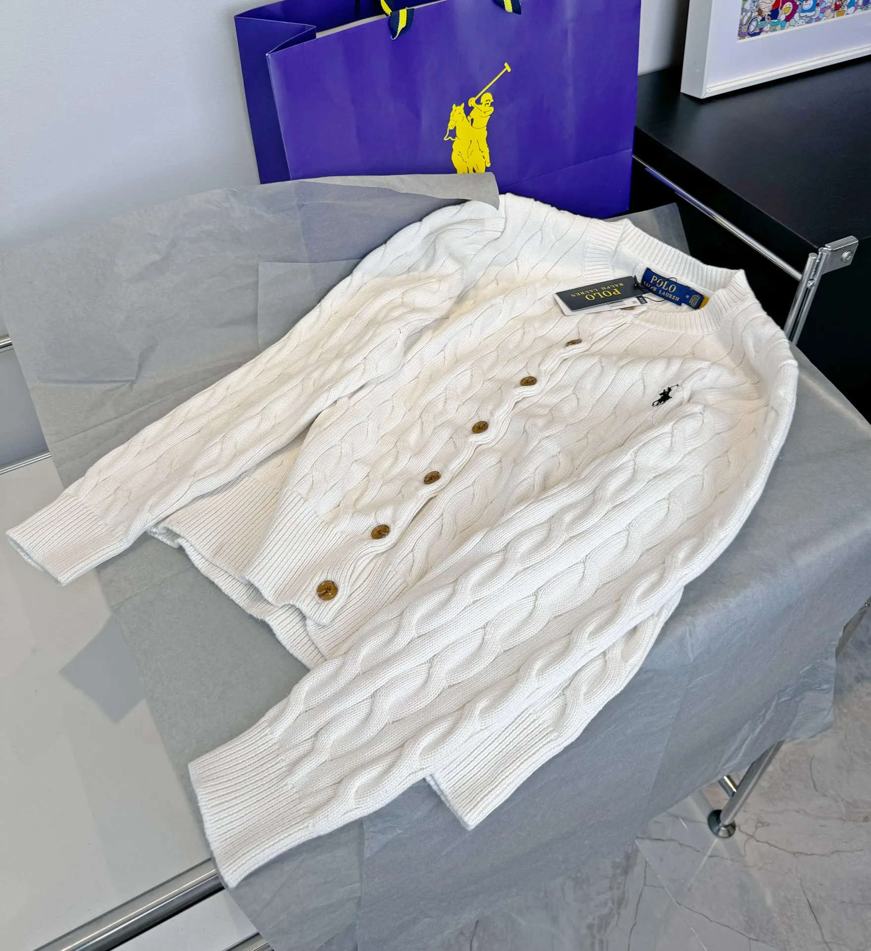 🅿️240 Style number: L05 (white) Ralph Lauren RL classic war horse logo embroidery on the chest cable pattern twist button round neck long sleeves buttoned knitted sweater cardigan jacket Color: SIZE: XS S M L Size reference # Length Bust Shoulder width 64 52 45 I will always love sweet girls. The soft and glutinous🧶🫶 style is a very classic cable sweater. It has an American retro college style. It feels very comfortable. It is a must-have item for spring, autumn and winter wardrobes. It also looks good when layered as an inner layer in cold weather. High-density LOGO embroidery on the chest, and original customization of tag accessories. Made of pure cotton yarn 🧶 blended with wool, pure cotton is skin-friendly and comfortable, small label war horse embroidered twist turtleneck sweater 🐎 high quality. Follow the blogger to learn how to wear it! Let’s get a Ralph Lauren cable sweater. It’s a super hard-to-find series after it became popular. It’s hard to find one on the official website. It’s simple and practical to wear, with a lazy and loose feel. The thickened fabric has a more texture, soft and delicate feel, and a loose fit. Whether worn alone or layered, you can wear different styles of fashion with just one piece. ⚠️Contains wool products🦙 Pay attention to the washing method to avoid shrinkage